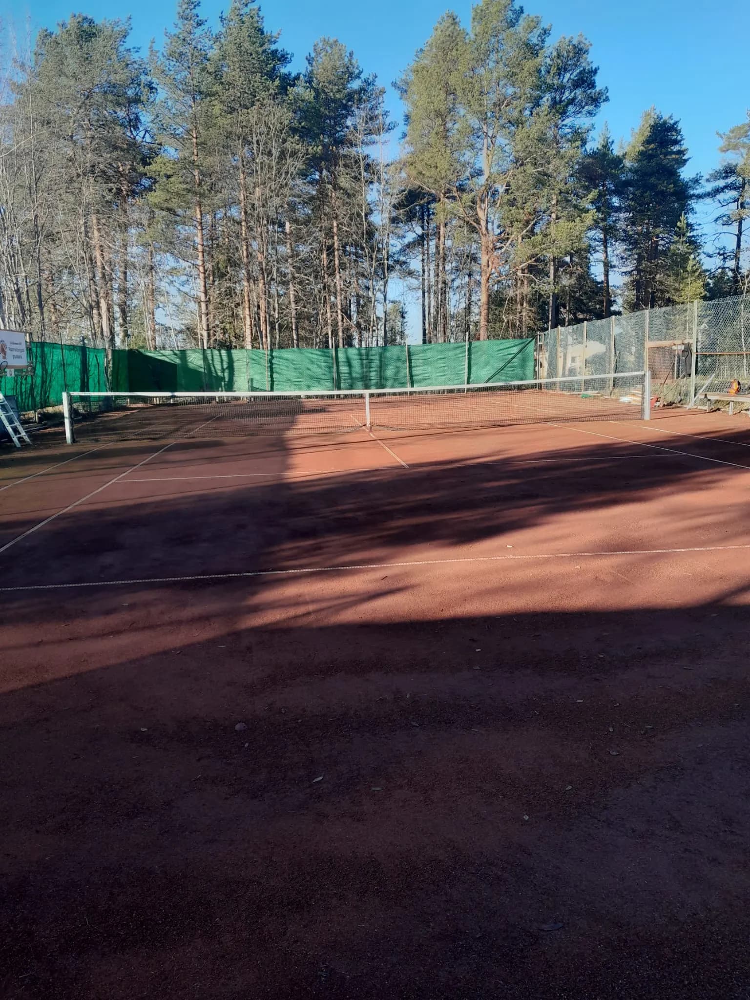 Siistitty massakenttä valkoisine viivoineen ja verkkoineen Rammelbergetissä