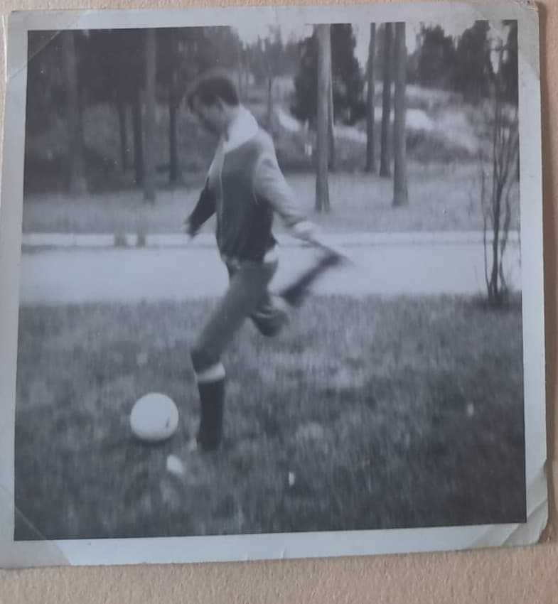 Original albumfoto av en ung person som springer med en boll