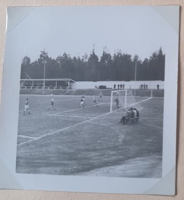 Original albumfoto från en fotbollsmatch vid ASSI:s idrottsanläggning i Karlsborg