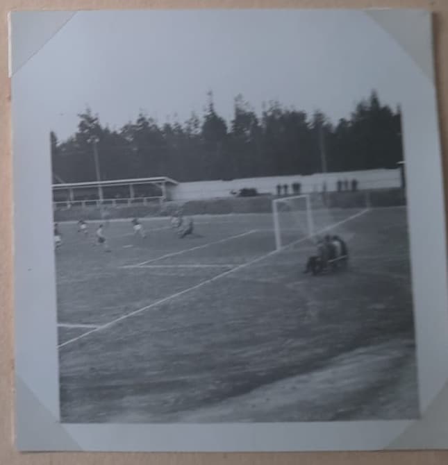 Ett andra originalfoto från fotbollsmatchen vid ASSI:s idrottsanläggning i Karlsborg