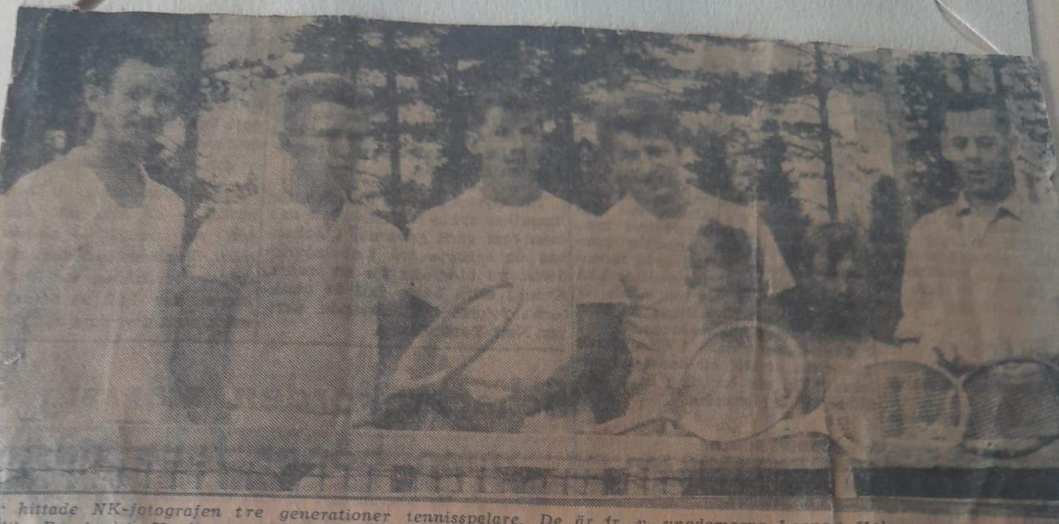 Original tidningsbild med tre generationer tennisspelare och racketar