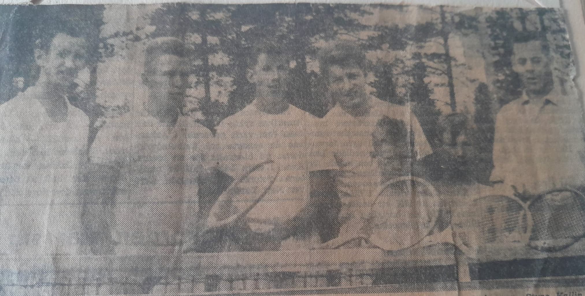 Original tidningsbild med tre generationer tennisspelare vid nätet