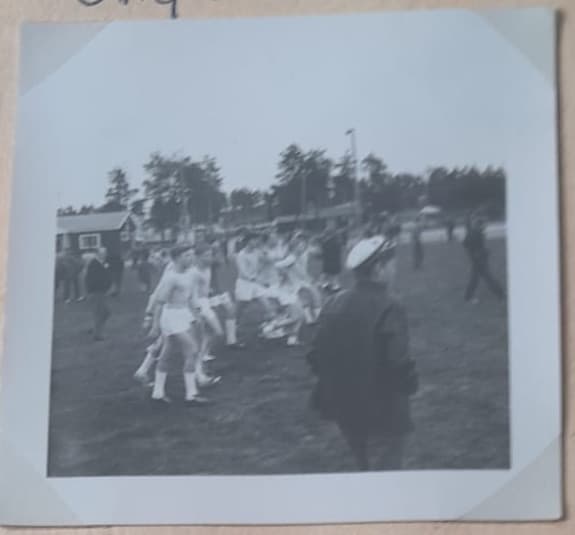 Original albumfoto med ungdomar och ledare på en idrottsplats
