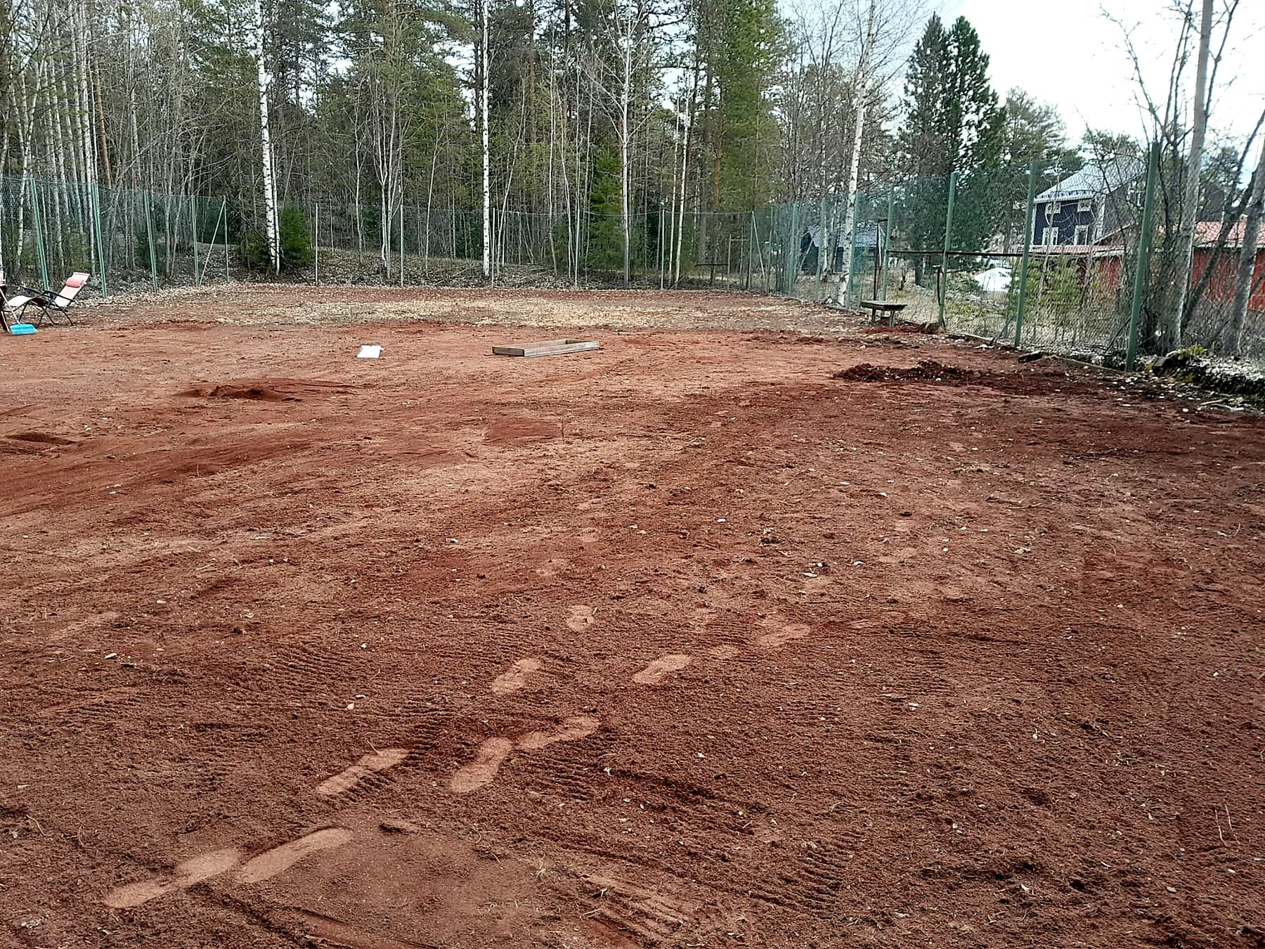 Grusbanans ojämna yta under den första utjämningen