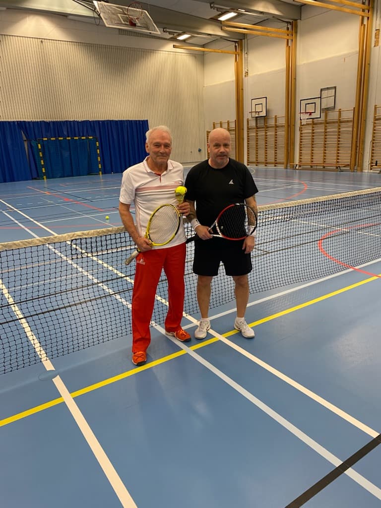 Tennisspelare under klubbmästerskapet i Furuhedshallen